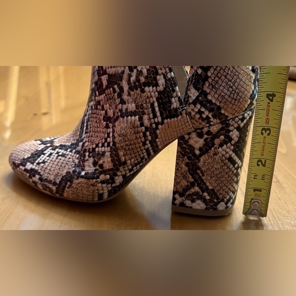NWOT, Steve Madden, Rookie Cut-Out Ankle
Boots, Size 5M, Beige Snake 👢 - Picture 9 of 10
